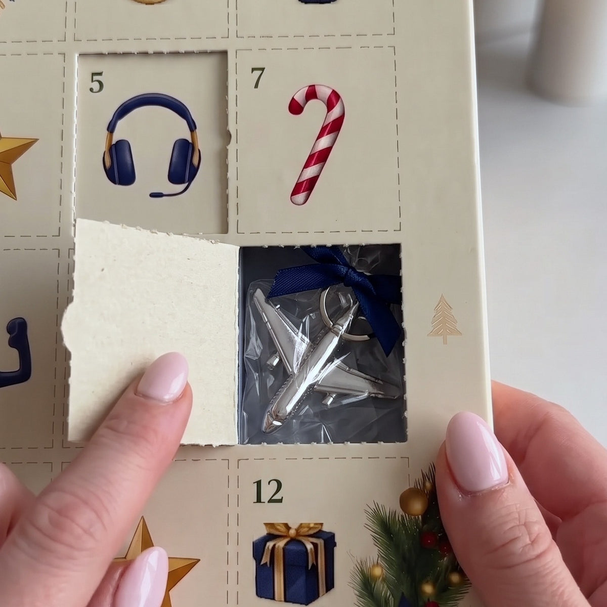 Porte ouverte du calendrier Hublot Avent avec une surprise aviation
